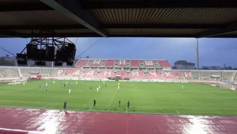 STRAŠAN FUDBAL NA ČAIRU Radnički demolirao Radnik uz crvene kartone i manje publike nego aktera na terenu