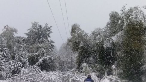 PROGLAŠENA VANREDNA SITUACIJA Jako nevreme pogodilo Arilje: Preko 1.500 građana bez struje