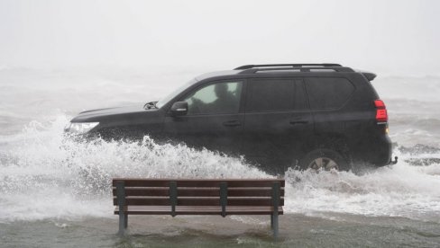 OLUJA NAPRAVILA HAOS U ČITAVOJ ZEMLJI: Ima mrtvih, stotine hiljada domaćinstava bez struje (FOTO/VIDEO)