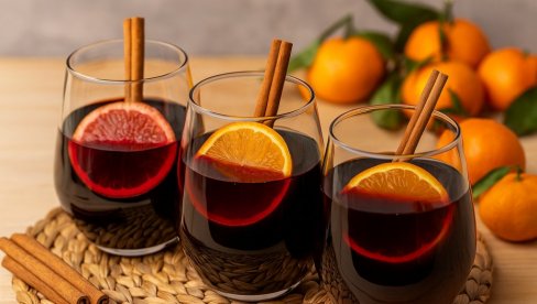 КУВАНО ВИНО: Мирисни напитак за хладне дане са мандаринама и медом