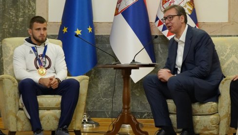 VUČIĆ SA SVETSKIM ŠAMPIONOM U RVANJU Komarov na srpskom poručio: Ovde sam našao pravu ljubav, dobio sina i ostvario najveći uspeh