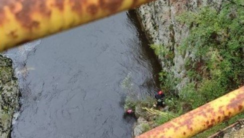 ТЕЛО СРПКИЊЕ ИЗВУЧЕНО ИЗ РЗАВА: Аутомобилом слетела са пута у канјон (ФОТО)