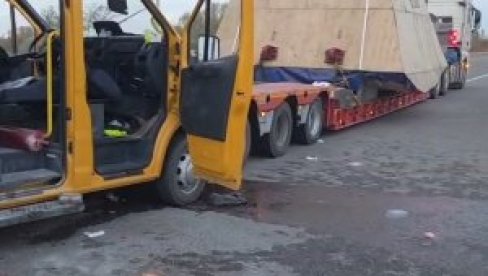 IMA POVREĐENIH: Kamioni skoro zgnječili minibus u kom su bila deca (VIDEO)