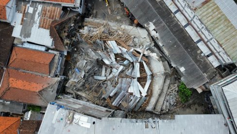 SRUŠILA SE ŠKOLA DOK SU SE DECA MOLILA, A ZEMLJOTRES DODATNO OTEŽAO POTRAGU: 49 nestalo, 17 poginulo u Indoneziji (FOTO/VIDEO)