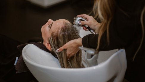 LEKARI UPOZORAVAJU: Opasnost od moždanog udara vreba i u frizerskom salonu