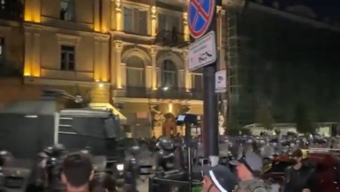 ГРУЗИЈСКИ БЛОКАДЕРИ ПРАВЕ ХАОС, ПОЛИЦИЈА РЕАГОВАЛА ВОДЕНИМ ТОПОВИМА: Дивљаци пале руске заставе, покушавају упад у председништво (ВИДЕО)