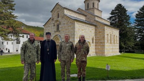 ЗАХВАЛНОСТ КФОР-у НА ЗАШТИТИ МАНАСТИРА: Делегација Нато-а посетила манастир Високи Дечани