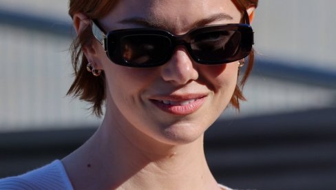 ЛИЦЕ ЈОЈ ИЗГЛЕДА ПОТПУНО ДРУГАЧИЈЕ: Фанови нису препознали холивудску диву - новим изгледом шокирала јавност (ФОТО)