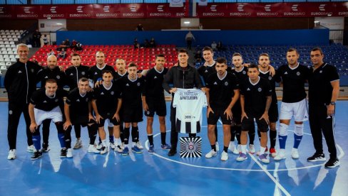 ЦРНО-БЕЛА ПОРОДИЦА: Капитен ФК Партизан посетио футсал екипу пред одлазак на окупљање У21 репрезентације