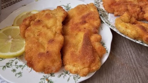 ПИЛЕЋЕ ШНИЦЛЕ НА БЕЧКИ НАЧИН: На овај начин ће бити хрскаве, а мекане (ВИДЕО)