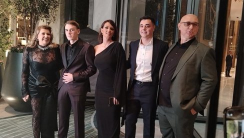 KOMPLETNA PORODICA NA OKUPU: Tašketova ćerka iz prvog braka Jelena se po prvi put pojavila u javnosti, tu su Viki, slavljenik Andrej i Nermin