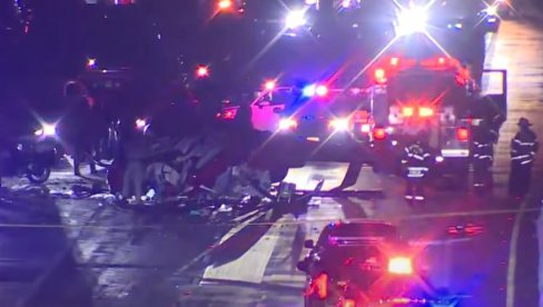 ЉУДИ ГОЛИМ РУКАМА ДИЗАЛИ ДЕЛОВЕ СМРСКАНЕ ЛЕТЕЛИЦЕ ДА ИЗВУКУ ЖРТВЕ:  Хеликоптер пао на аутопут у Сакраменту међу аутомобиле (ВИДЕО)