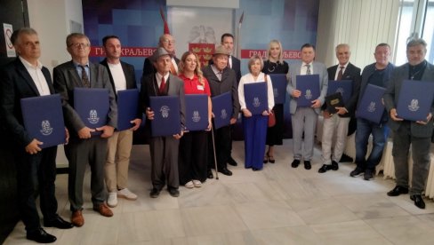 УРУЧЕНА ГРАДСКА ПРИЗНАЊА: Краљевчани пригодно прославили Крљевадан - Дан свог града