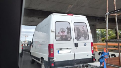 PUTIN I KADIROV VOZE ULICAMA SRBIJE: U čast ruskih lidera jedan vozač oblepio je stakla sa zanimljivim fotografijama