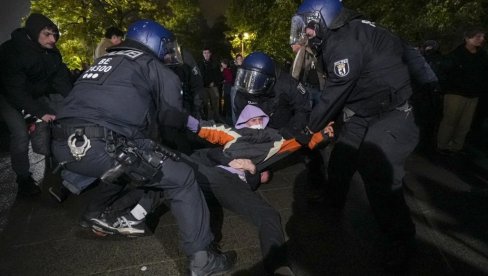 UDARAJU PESNICAMA U GLAVU, TUKU, BACAJU NA ZEMLJU: Brutalnost nemačke policije na delu - ovako se obračunavaju sa demonstrantima (VIDEO)