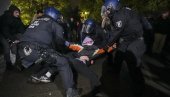 УДАРАЈУ ПЕСНИЦАМА У ГЛАВУ, ТУКУ, БАЦАЈУ НА ЗЕМЉУ: Бруталност немачке полиције на делу - овако се обрачунавају са демонстрантима (ВИДЕО)