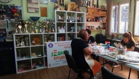 УДРУЖЕЊЕ ДИСТРОФИЧАРА ПОМОРАВСКОГ ОКРУГА:  Израђивали накит од епокси смоле (ФОТО)