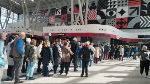 U BRZOM VOZU ZA SUBOTICU NEMA MESTA NI ZA IGLU: Građani popunili prve polaske, ali ostalo je još mesta za besplatne vožnje do nedelje (VIDEO)