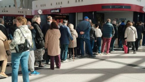 LJUDI IDU NA HAMBURGER U SUBOTICU I VRAĆAJU SE Građani oduševljeni, čekaju  da se ukrcaju na brzi voz (VIDEO)