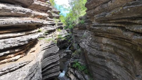 PRIZOR KAO IZ BAJKE, A NOĆENJE ZA MANJE OD HILJADU DINARA: Za ovaj sprski kanjon malo ko zna, vreme je da ga posetite (FOTO/VIDEO)