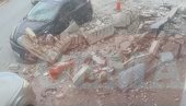 СИГУРНОСНЕ КАМЕРЕ ЗАБЕЛЕЖИЛЕ ЈЕЗИВУ СЦЕНУ: Читав балкон пао са зграде док је жена пролазила тротоаром (ВИДЕО)