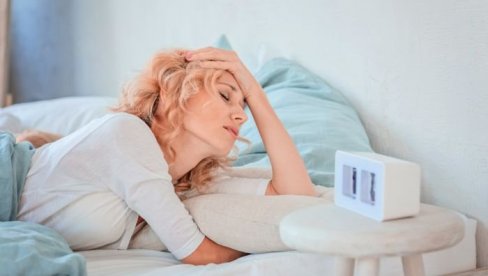 5 САВЕТА КАКО ДА ЛАКШЕ УСТАНЕТЕ КАДА ЈЕ НАПОЉУ МРАК: Нагли звук будилника може само да појача умор,а ево како да га победите