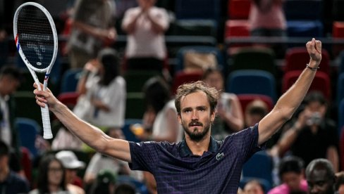 RUS U POLUFINALU ŠANGAJA! Danil Medvedev savladao De Minora