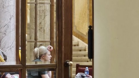 СРАМНА СЛИКА ИЗ СКУПШТИНЕ: Жаклина прави фризерај од парламента - невиђена брука