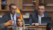 HIT SNIMAK IZ SKUPŠTINE: Brnabić, Parandilović i gej afera (VIDEO)