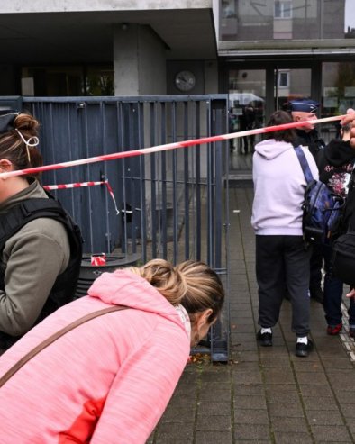 ХОРОР У ПАРИЗУ: Три жене избодене ножем у метроу, ухапшен осумњичени