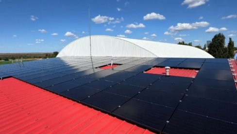 СОЛАРНА ЕЛЕКТРАНА НА СПОРТСКОЈ ДВОРАНИ ДУШАН СИЛНИ: Српска Црња у Банату у значајном искораку ка енергетски ефикаснијој и еколошки одрживој