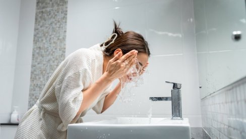 5 ПРВИЛА ВЕЧЕРЊЕ НЕГЕ ЛИЦА: Пут до блиставе коже