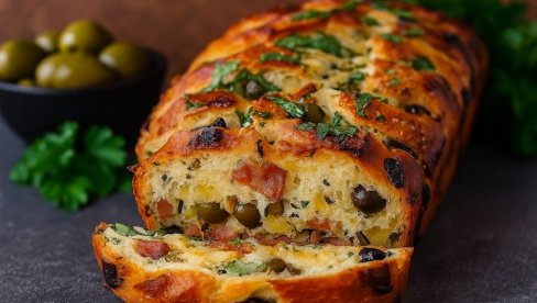 ХЛЕБ СА МАСЛИНАМА, СЛАНИНОМ И СИРОМ: Слано задовољство за сваки оброк