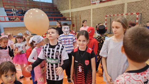 УГЉЕВИК У ЗНАКУ РАДОСТИ: Дечја игра и креације