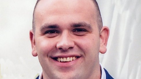 МНОГЕ ЋЕ СЕ МАЈКЕ ОЦРНИТИ, БОРБИ НАШОЈ КРАЈА НЕЋЕ БИТИ Мистериозна читуља убијеном шкаљарцу најављује ново крвопролиће?