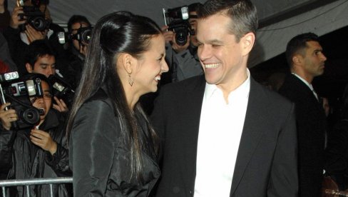 СВИ СУ СЕ ЧУДИЛИ КАДА ЈЕ ОЖЕНИО КОНОБАРИЦУ С ДЕТЕТОМ: Мет Дејмон је 20 година у браку о каквом многи могу само да маштају