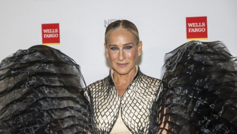 SARA DŽESIKA PARKER DRAMATIČNOJ HALJINI SA CRNIM KRILIMA: Neobična kreacija pala u drugi plan kada se pojavio FATALNI RUS iz kultne serije!