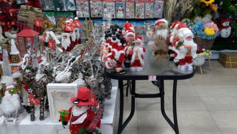 STIGLI DEDA MRAZEVI: U Požarevcu već počela prodaja novogodišnje dekoracije