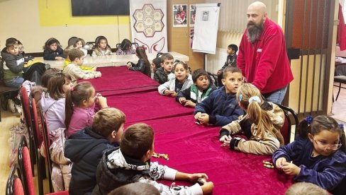 ХУМАНИ ОСНОВЦИ ИЗ ПАРАЋИНА: У Црвени крст донели дарове за социјално угрожену децу