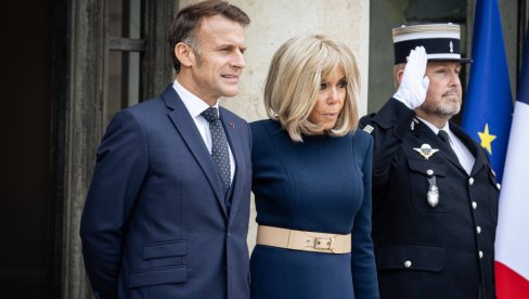 БРИЖИТ МАКРОН У СТАЈЛИНГУ КОЈИ ЈЕ ОЛИЧЕЊЕ ТИХОГ ЛУКСУЗА: Прва дама Француске у комбинацији коју свака жена мора да види!