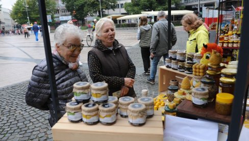 НЕКТАР ИЗ ПРИРОДЕ: Традиционални јесењи „Сајам меда“ на Тргу у центру Краљева