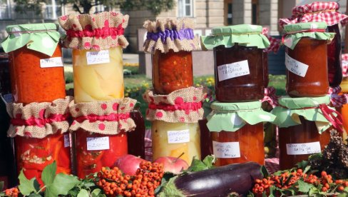 SAJAM ZIMICE U SMEDEREVU DO KRAJA OKTOBRA: Vina, rakije, med i plodovi jeseni iz domaće kuhinje