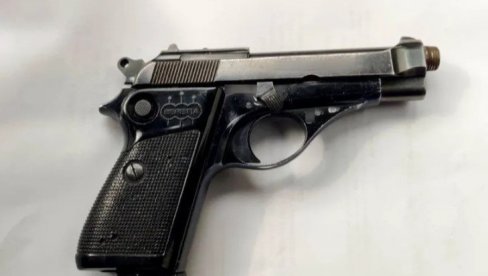 ДОЛИЈАО МУШКАРАЦ КОЈИ ЈЕ РАЗБИО ВРАТА ПРОСТОРИЈА СНС-А У БЕОГРАДУ: Полиција му пронашла пиштољ са метком у цеви