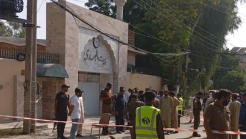 UPAO SA PIŠTOLJEM U HRAM TOKOM MOLITVE I RANIO ŠESTORO: Pakistan sumnja da ova grupa stoji iza terorističkog napada (FOTO/VIDEO)