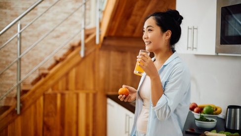 НАВИКА КОЈУ ВЕЋИНА ИМА КАДА СЕ ПРОБУДИ НИЈЕ ДОБРА ЗА МОЗАК: Како треба да изгледа здрав почетак дана?