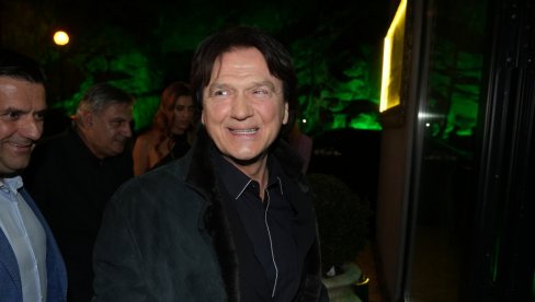 ZAGRLJAJI I POLJUPCI: Čola prisan sa mlađom pevačicom (FOTO)