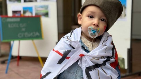 PATRIOTIZAM OD MALIH NOGU: Predivne scene u Kraljevu (FOTO/VIDEO)