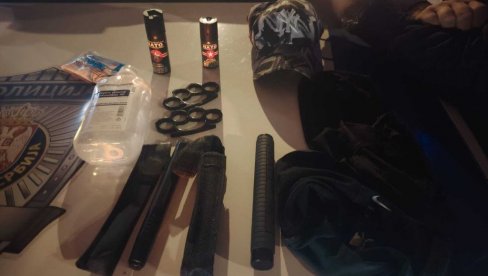 BUNKER U JAČIMOVIĆEVOM AUTOBUSU: Huligani pravili haos, policija im našla sredstva za nasilje (FOTO)