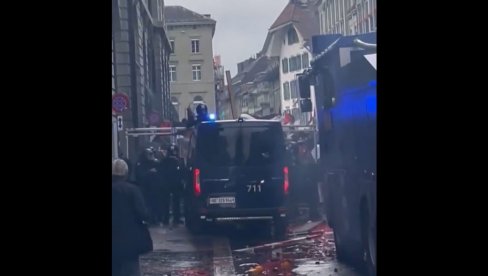 HAOS NA PROPALESTINSKIM DEMONSTRACIJAMA: Policija upotrebila vodene topove, suzavce..