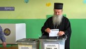 ЛОКАЛНИ ИЗБОРИ НА КиМ: Митрополит рашко-призренски Теодосије гласао у Грачаници